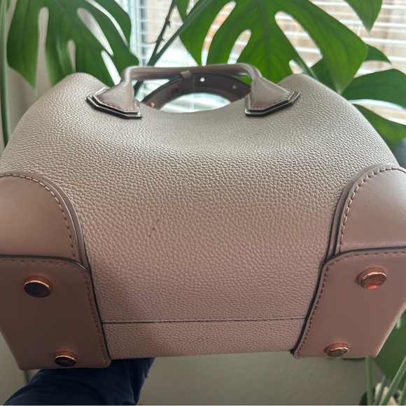 Michael Kors hand bag/side purse with attachable strap - Picture 5 of 8